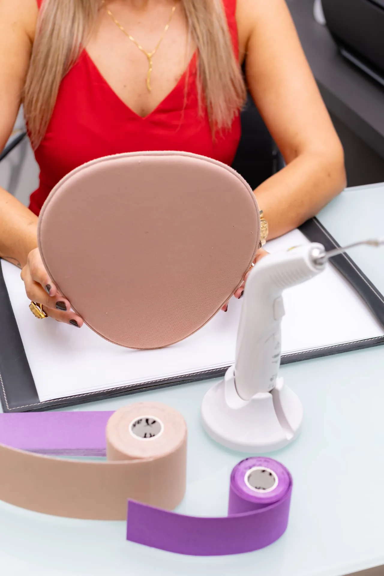 Materiais utilizados nos atendimentos: bandagens de taping e equipamento de terapia